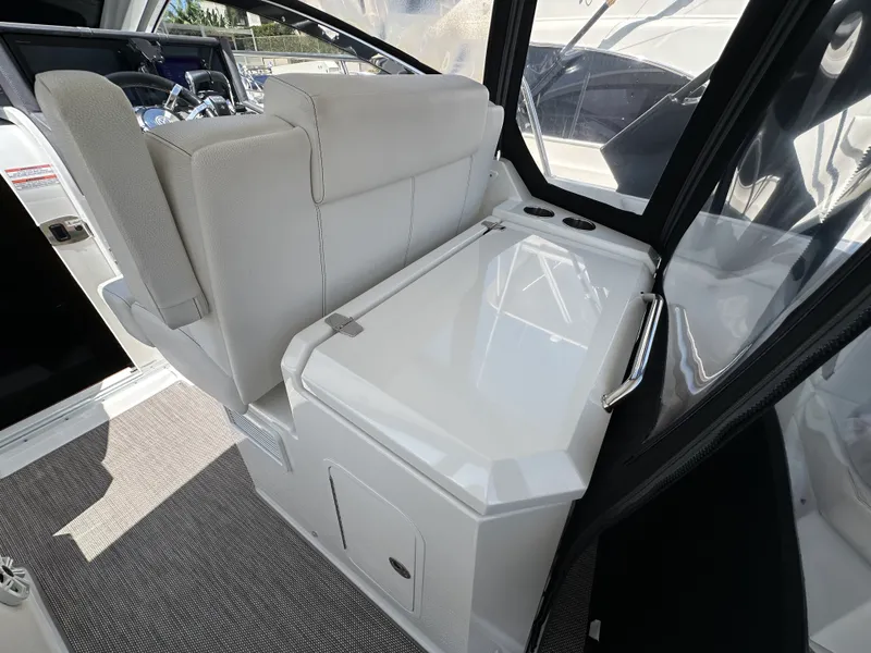 Slide: The Image of Cruisers 390 EXPRESS COUPE 2018 - 18