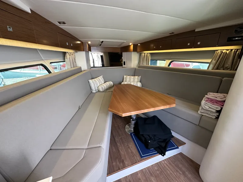 Slide: The Image of Cruisers 390 EXPRESS COUPE 2018 - 22