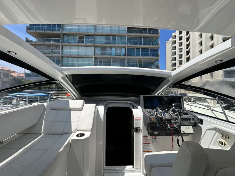 Slide: The Image of Cruisers 390 EXPRESS COUPE 2018 - 16