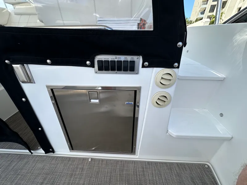 Slide: The Image of Cruisers 390 EXPRESS COUPE 2018 - 37