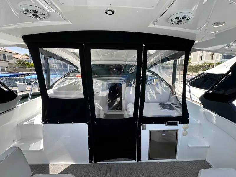 Slide: The Image of Cruisers 390 EXPRESS COUPE 2018 - 34