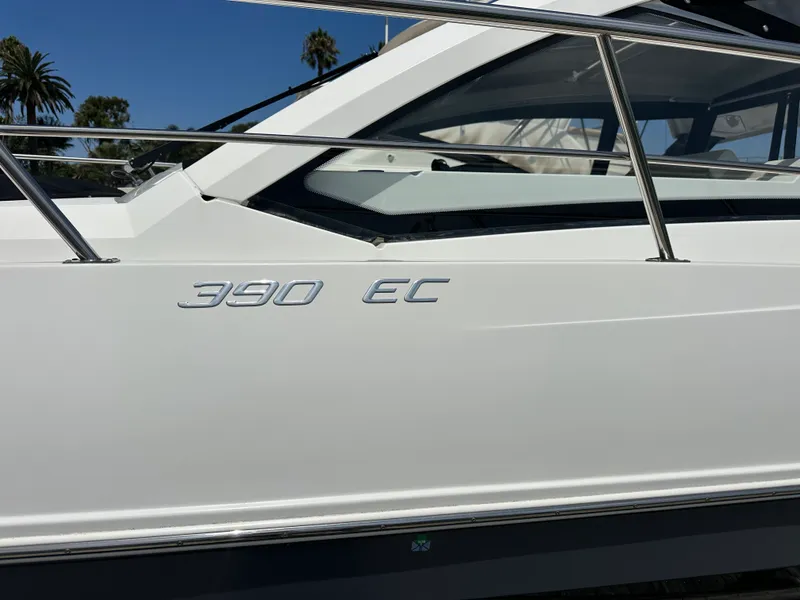 Slide: The Image of Cruisers 390 EXPRESS COUPE 2018 - 44