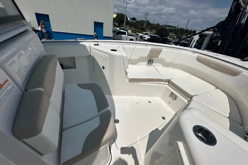 Slide: The Image of Robalo R302 2023 - 16