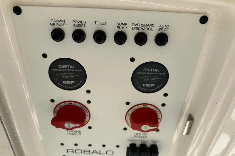 Slide: The Image of Robalo R302 2023 - 42