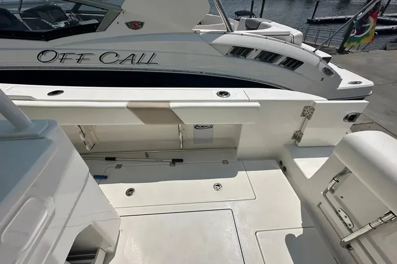 Slide: The Image of Robalo R302 2023 - 9