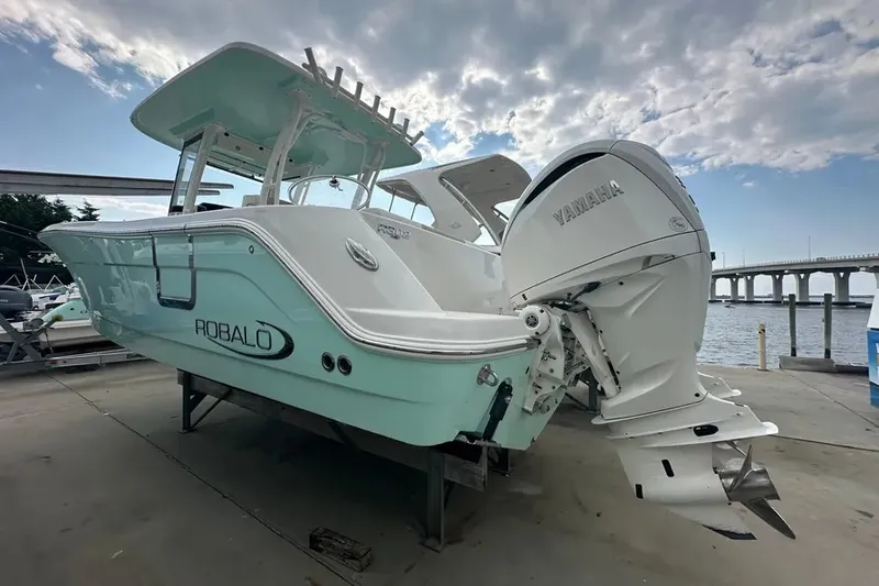 Slide: The Image of Robalo R302 2023 - 1
