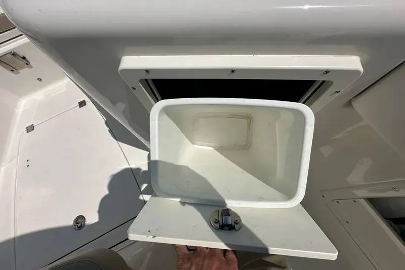 Slide: The Image of Robalo R302 2023 - 26