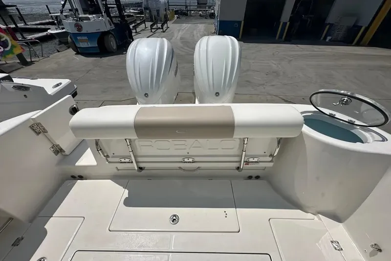 Slide: The Image of Robalo R302 2023 - 8
