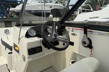 Slide: The Image of Stingray Boat Company 192SC 2020 - 7