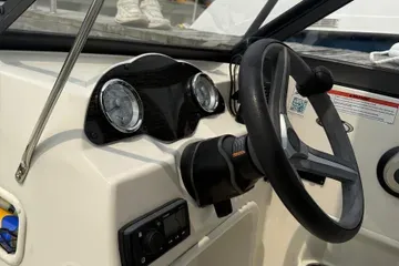 Slide: The Image of Stingray Boat Company 192SC 2020 - 14