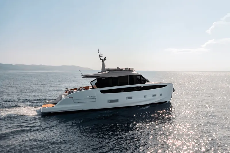 Slide: The Image of Azimut Seadeck 7 2027 - 1