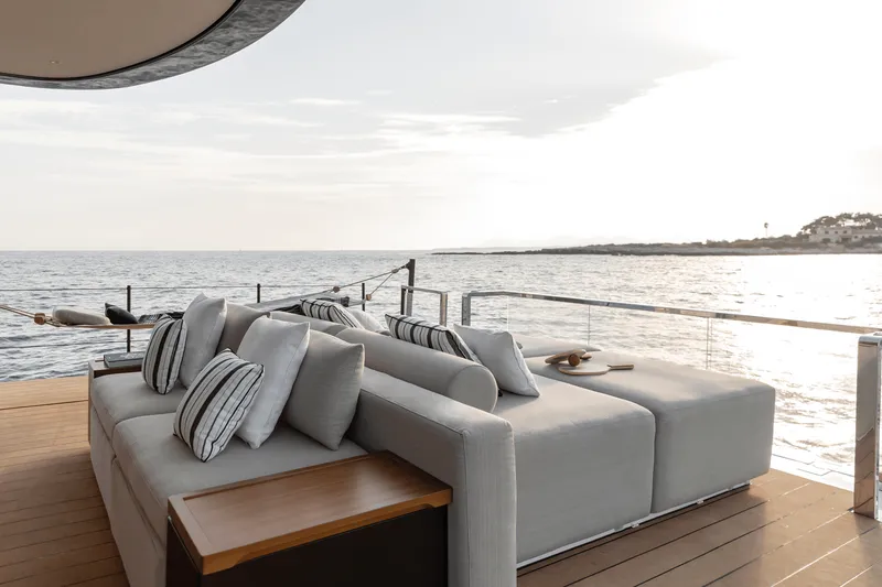 Slide: The Image of Azimut Seadeck 7 2027 - 4