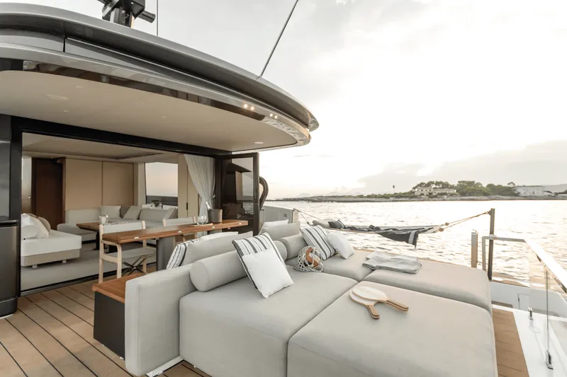 Slide: The Image of Azimut Seadeck 7 2027 - 5