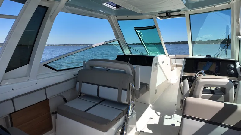 Slide: The Image of Boston Whaler 330 Vantage 2027 - 18