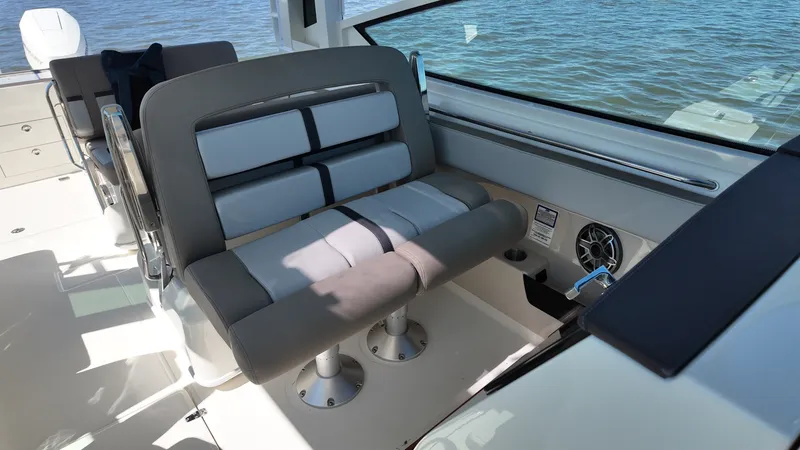 Slide: The Image of Boston Whaler 330 Vantage 2027 - 19
