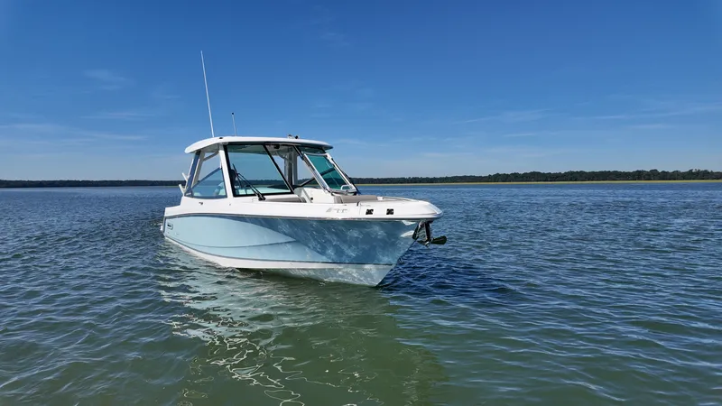 Slide: The Image of Boston Whaler 330 Vantage 2027 - 32