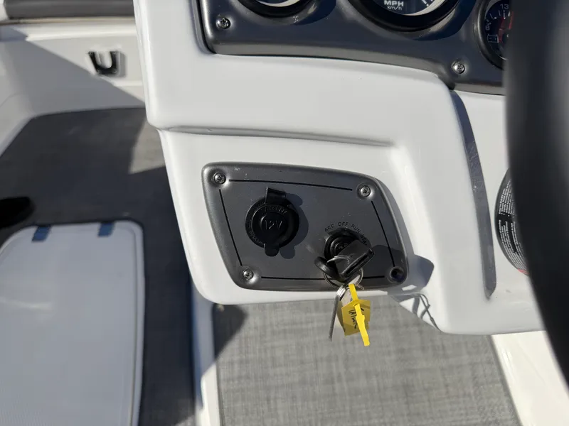 Slide: The Image of Tracker TAHOE 1950 2023 - 18