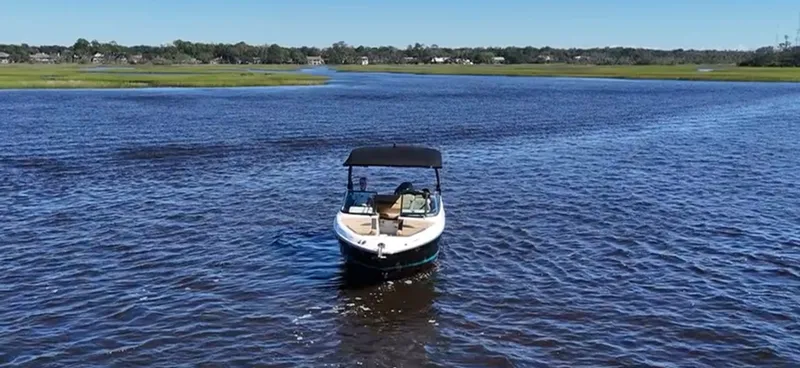 Slide: The Image of Sea Ray SLX 260 Outboard 2027 - 13
