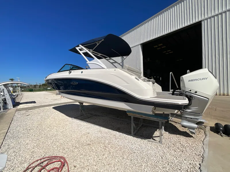Slide: The Image of Sea Ray 250 SDX OB 2021 - 18