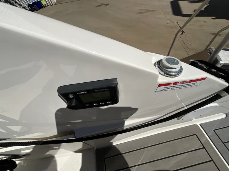 Slide: The Image of Sea Ray 250 SDX OB 2021 - 28