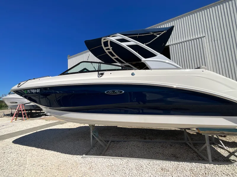 Slide: The Image of Sea Ray 250 SDX OB 2021 - 17