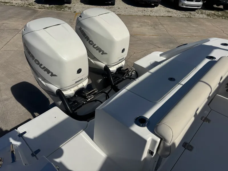 Slide: The Image of Boston Whaler 33 OR 2017 - 5