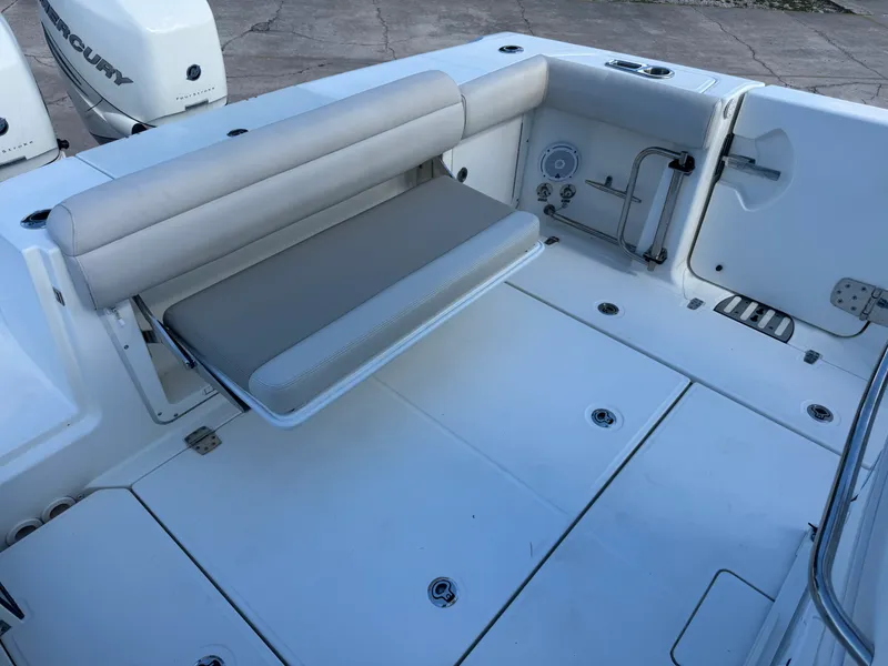 Slide: The Image of Boston Whaler 33 OR 2017 - 8