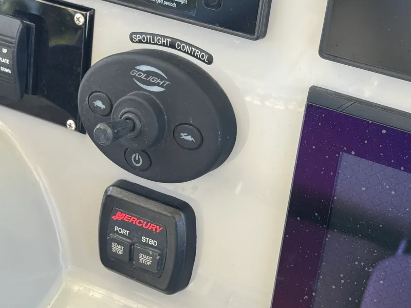 Slide: The Image of Boston Whaler 33 OR 2017 - 15