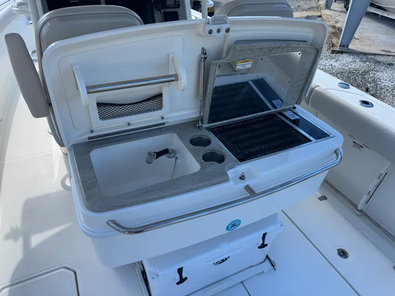 Slide: The Image of Boston Whaler 33 OR 2017 - 11