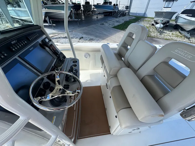Slide: The Image of Boston Whaler 33 OR 2017 - 13