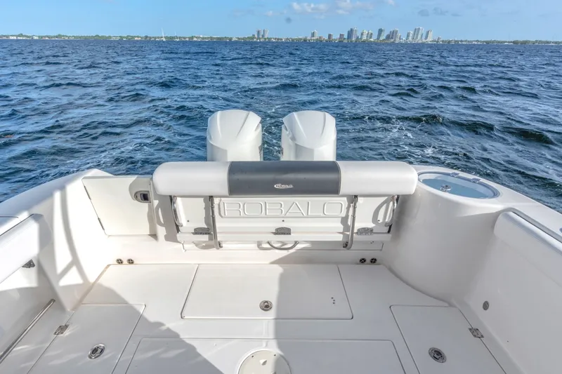 Slide: The Image of Robalo R302 2019 - 16
