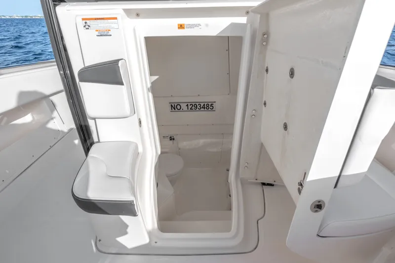 Slide: The Image of Robalo R302 2019 - 24
