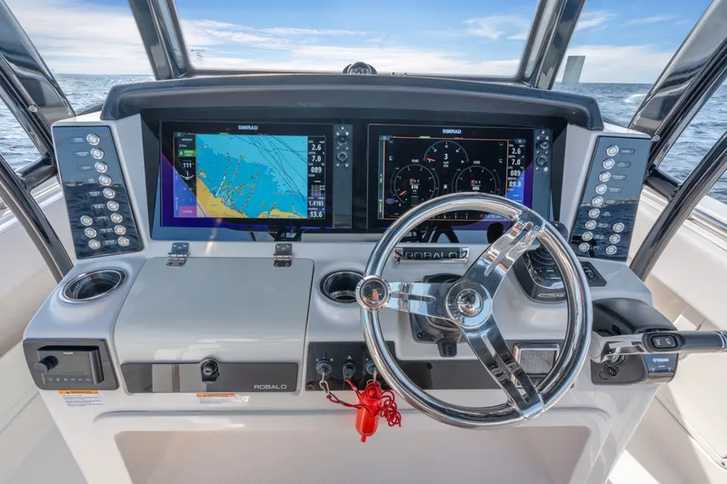 Slide: The Image of Robalo R302 2019 - 10