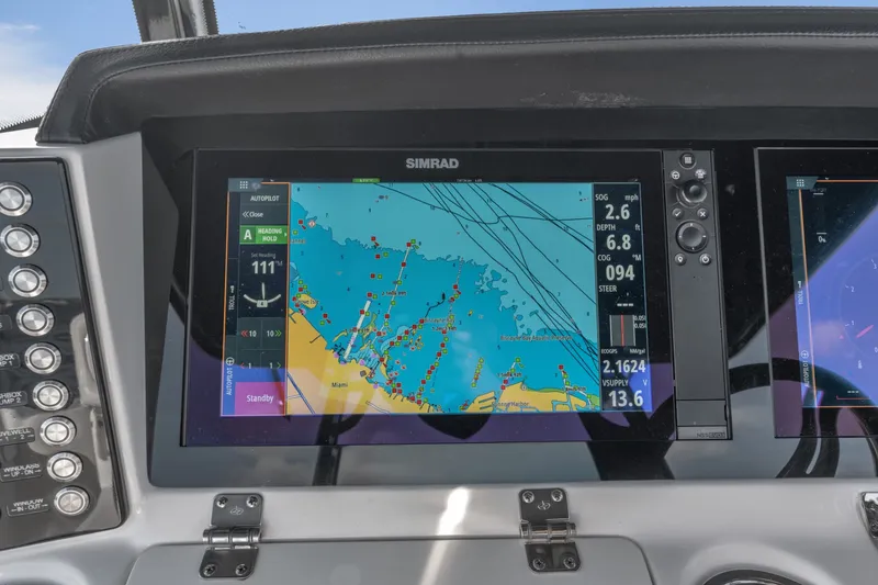 Slide: The Image of Robalo R302 2019 - 11