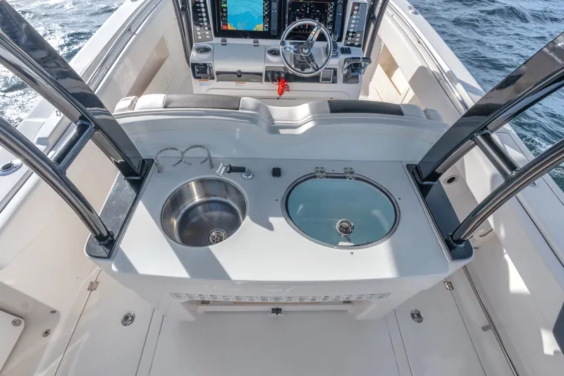 Slide: The Image of Robalo R302 2019 - 15