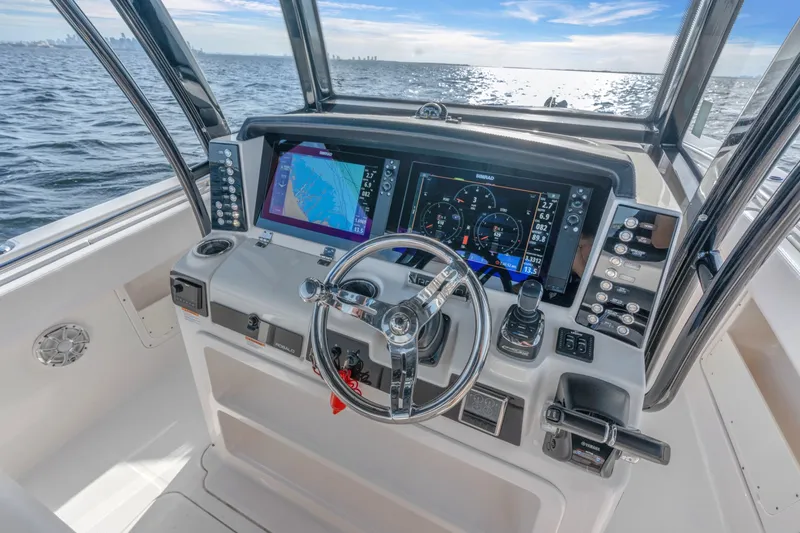 Slide: The Image of Robalo R302 2019 - 9