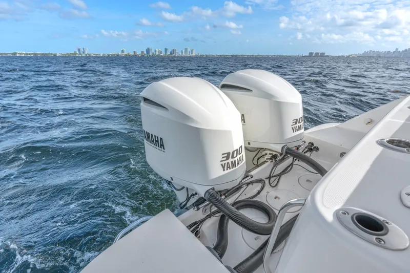 Slide: The Image of Robalo R302 2019 - 18