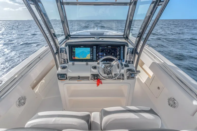 Slide: The Image of Robalo R302 2019 - 8