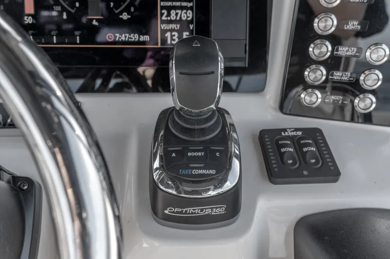Slide: The Image of Robalo R302 2019 - 12