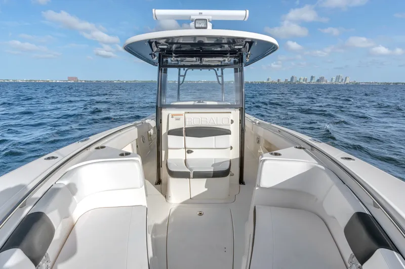 Slide: The Image of Robalo R302 2019 - 13