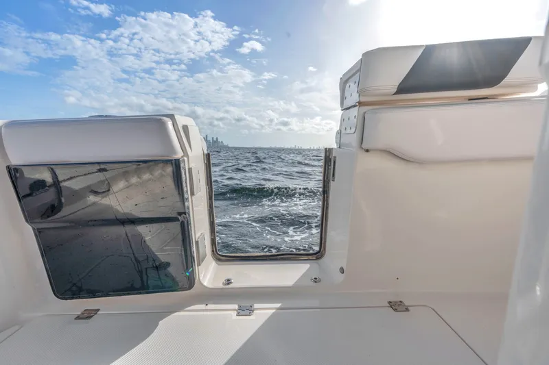 Slide: The Image of Robalo R302 2019 - 19