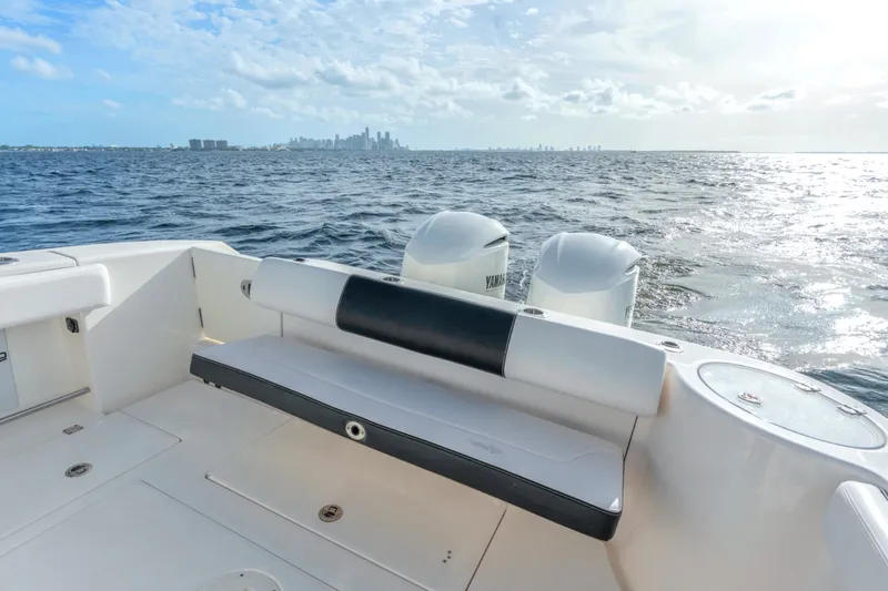 Slide: The Image of Robalo R302 2019 - 17