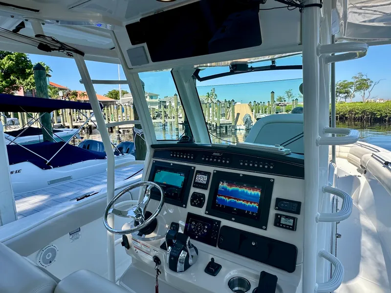 Slide: The Image of Boston Whaler 330 OUTRAGE 2021 - 20