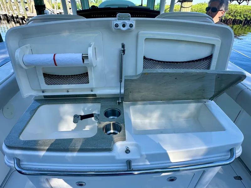 Slide: The Image of Boston Whaler 330 OUTRAGE 2021 - 15