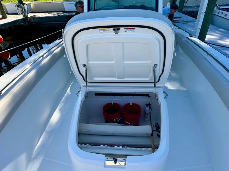 Slide: The Image of Boston Whaler 330 OUTRAGE 2021 - 34