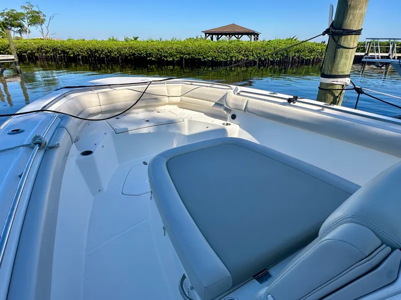 Slide: The Image of Boston Whaler 330 OUTRAGE 2021 - 31