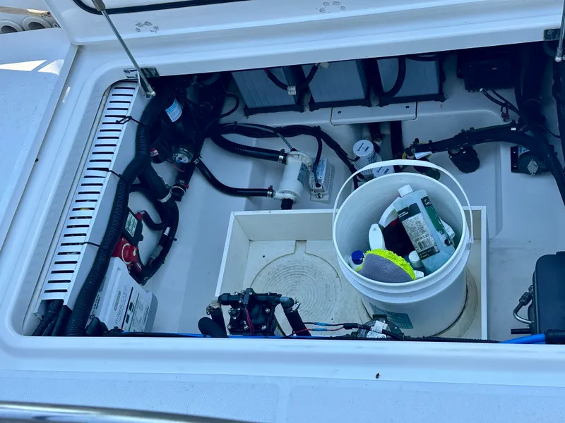Slide: The Image of Boston Whaler 330 OUTRAGE 2021 - 44