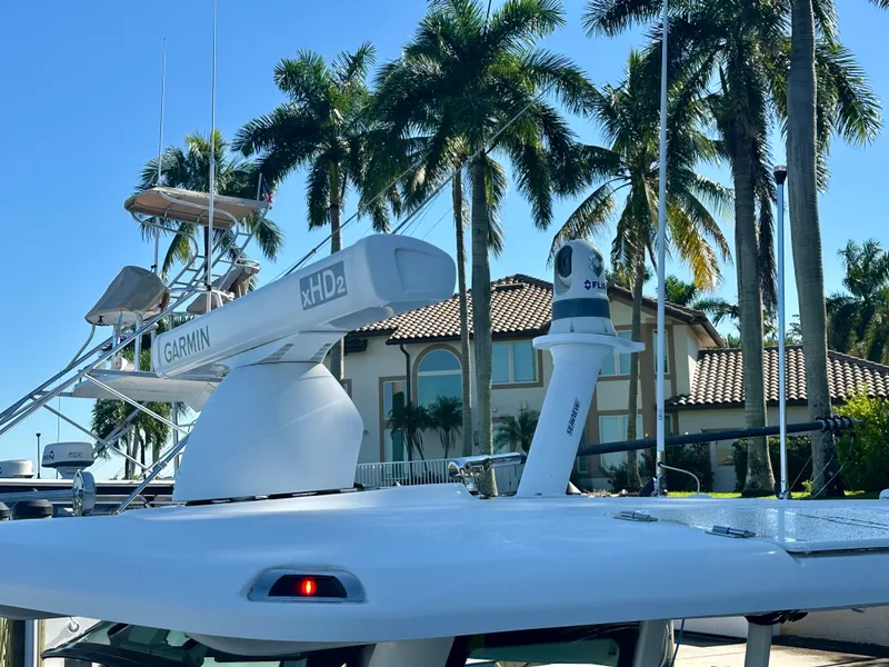 Slide: The Image of Boston Whaler 330 OUTRAGE 2021 - 40