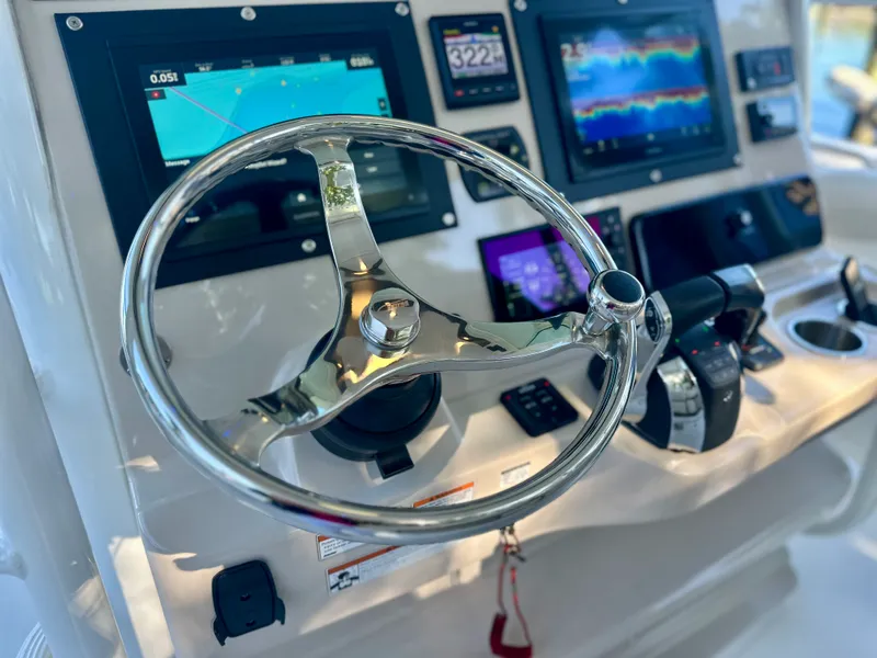 Slide: The Image of Boston Whaler 330 OUTRAGE 2021 - 26