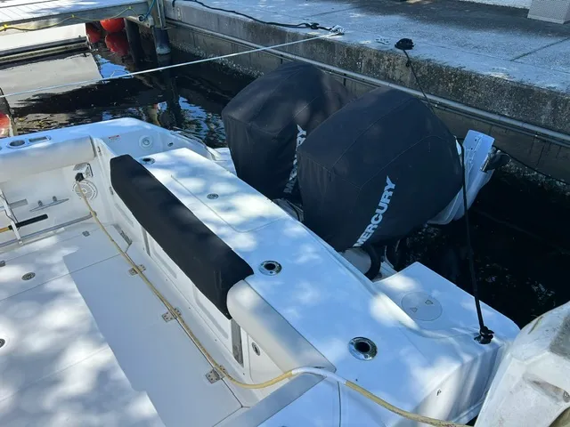 Slide: The Image of Boston Whaler 330 OUTRAGE 2021 - 53